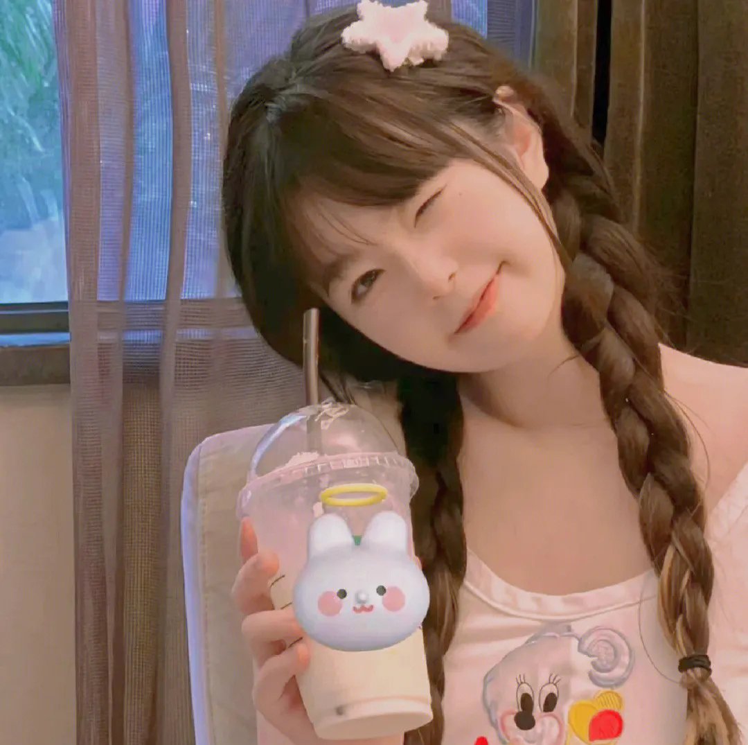 模仿女孩